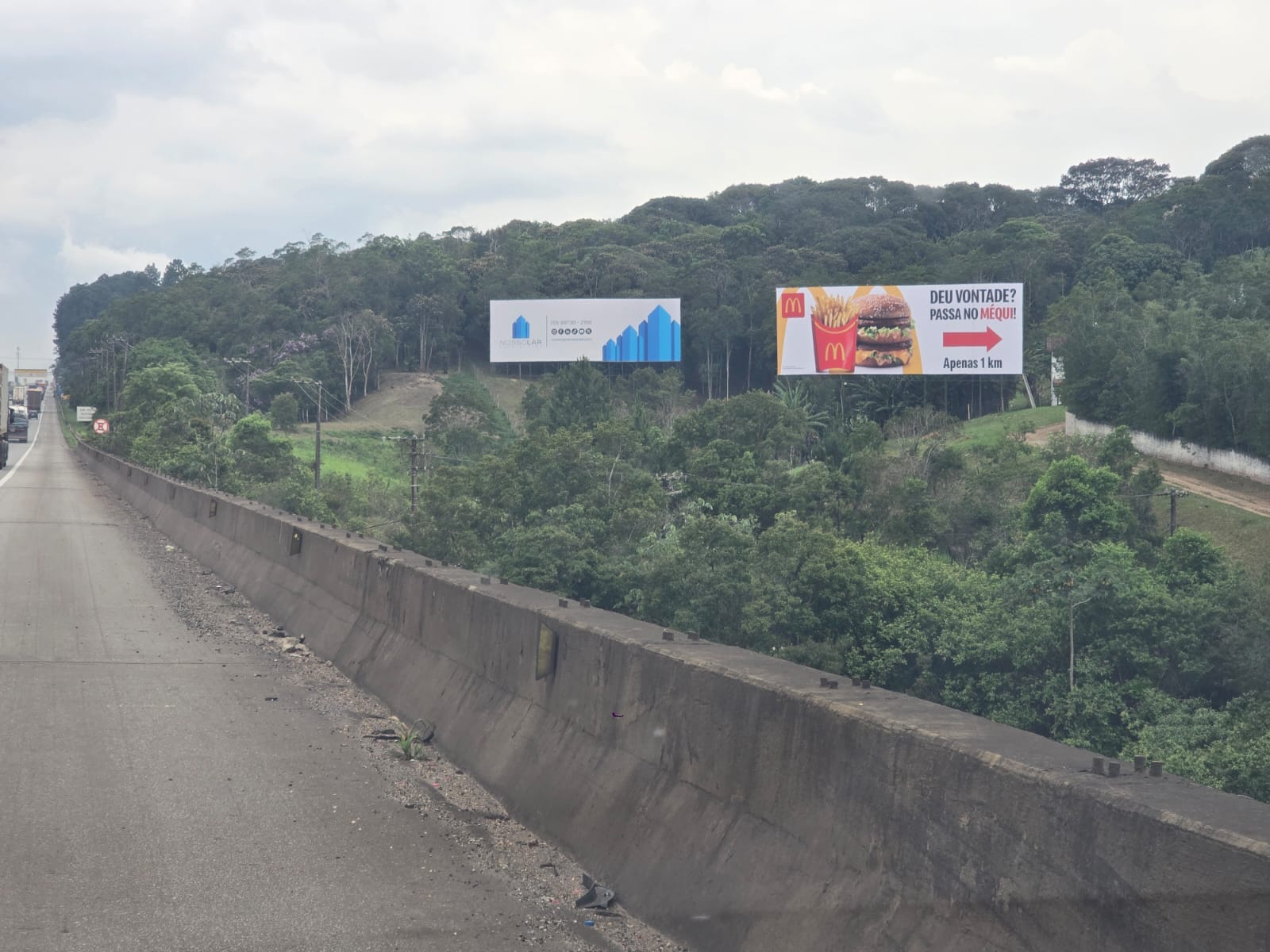 Outdoor McDonald's na descida da Imigrantes sentido litoral