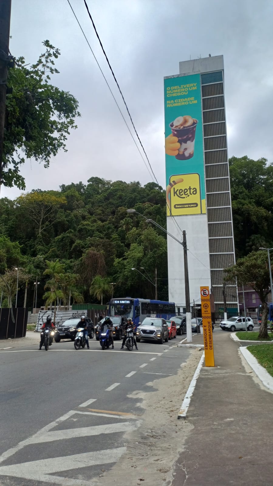 Painel vertical em avenida