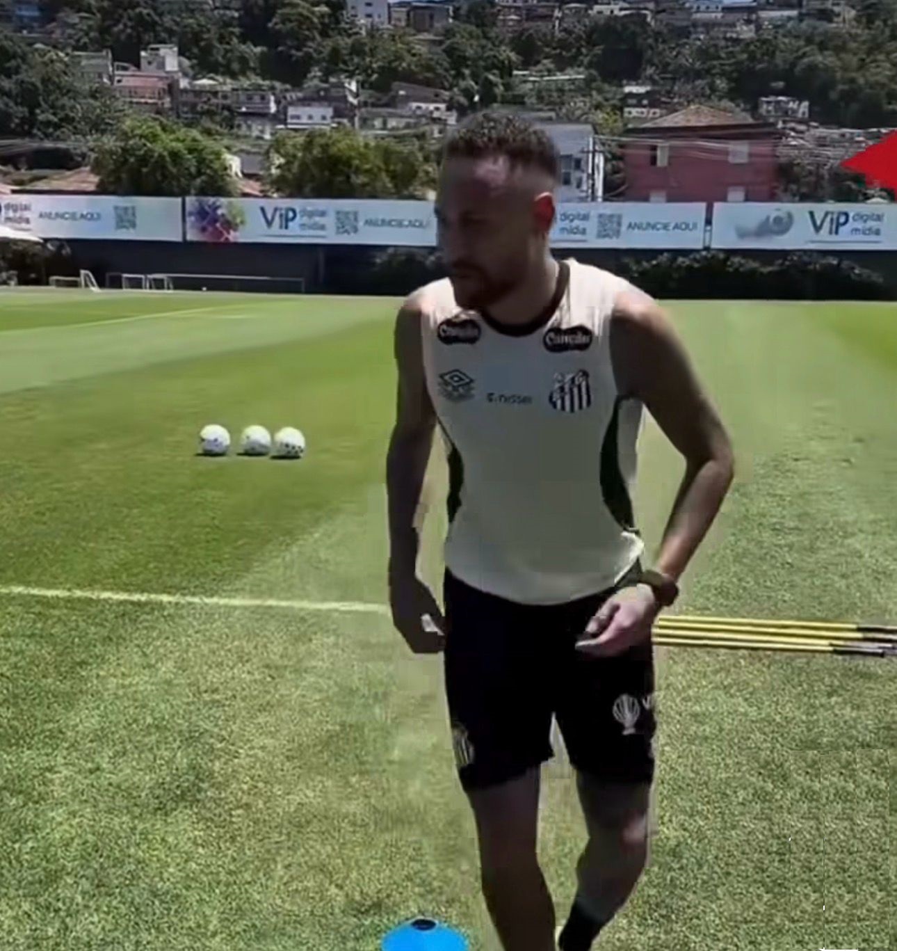 Treino do Santos FC com painel VIP Digital Mídia ao fundo